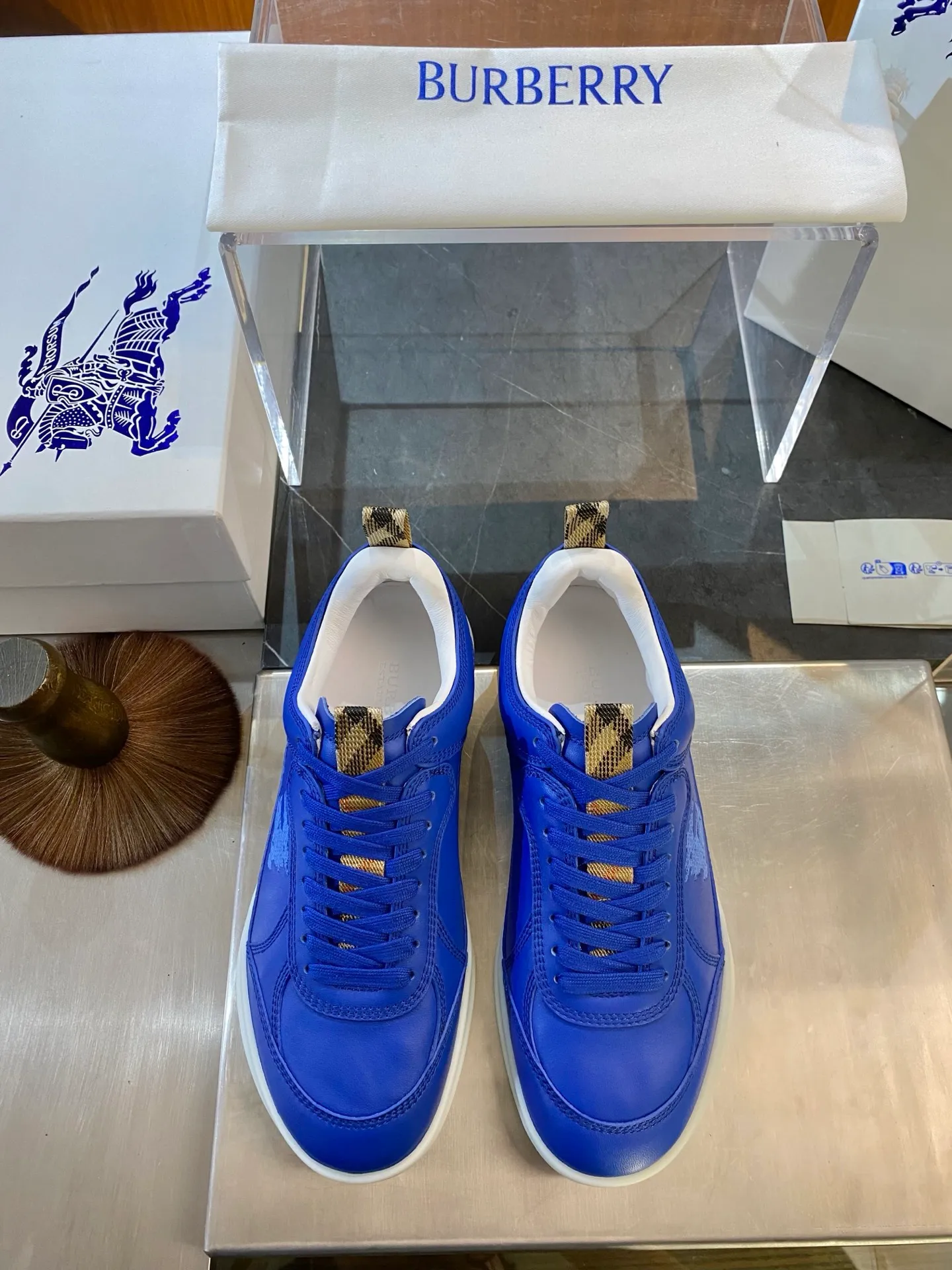 Men's men's shoes💰p420 "Burber＊" SU25 new MATRIX retro sneakers in calfskin. The main style of the summer fashion show is retro and casual, lightweight and comfortable. Burberry made its debut at the brand's 2025 summer fashion show. Made of refined Italian leather with tonal topstitching details, it's inspired by sporty design. Paired with lightweight soles and Burberry check sneakers, they are embellished with embroidery of the brand's Equestrian Knight logo (EKD). - Lace-up design - EKD embroidery on the side - EKD embroidery on the sole Size 38-44